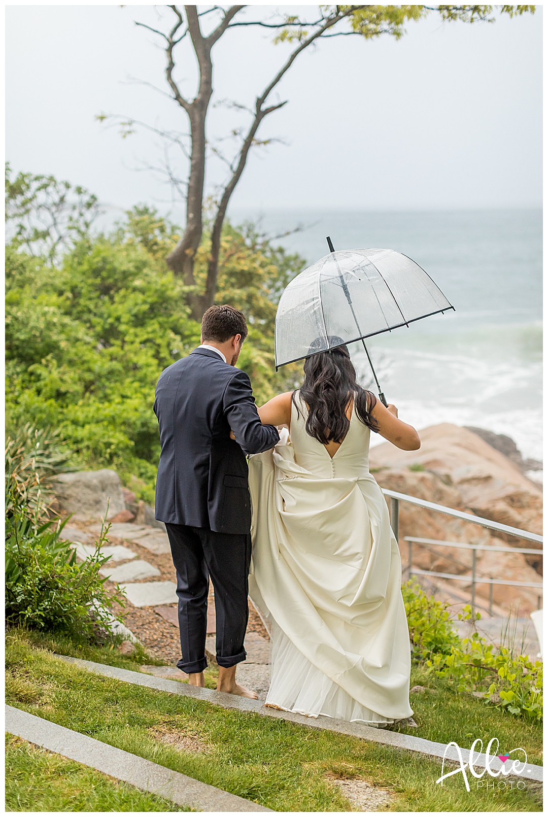 bride and groom with umbrella rainy wedding