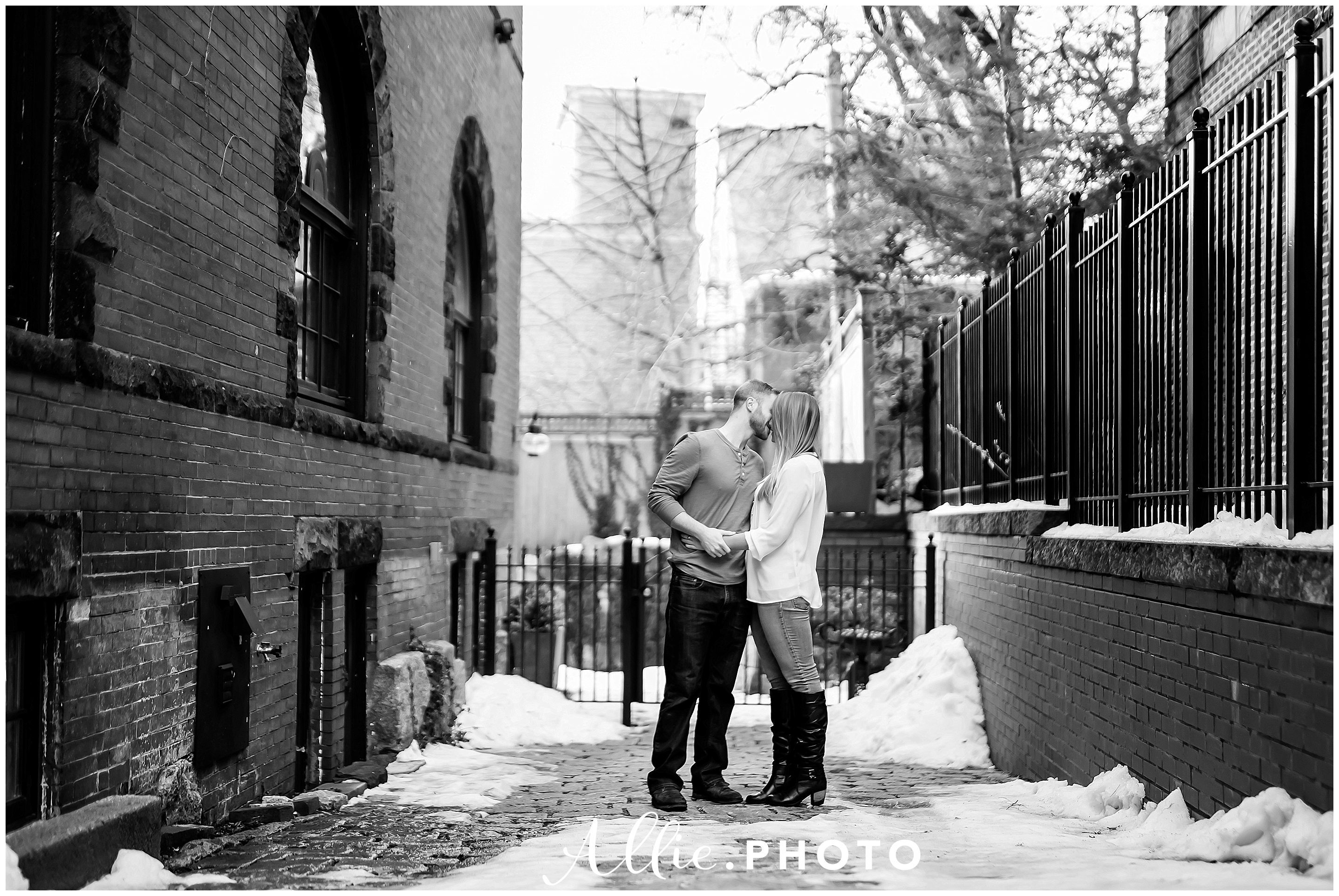 boston-alley-way-black-and-white-photo-couple-kiss.jpg