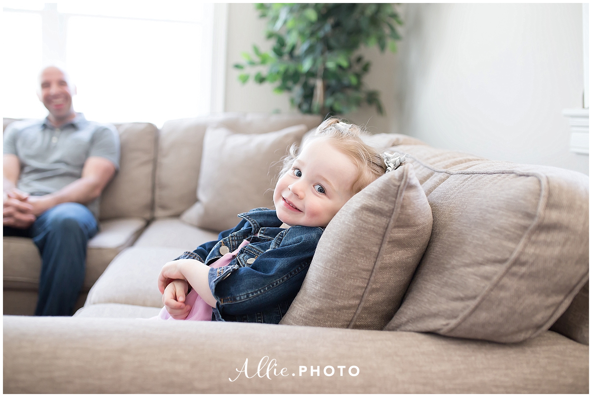little_girl_at_home_lifestyle_photography_nh_family_001.jpg