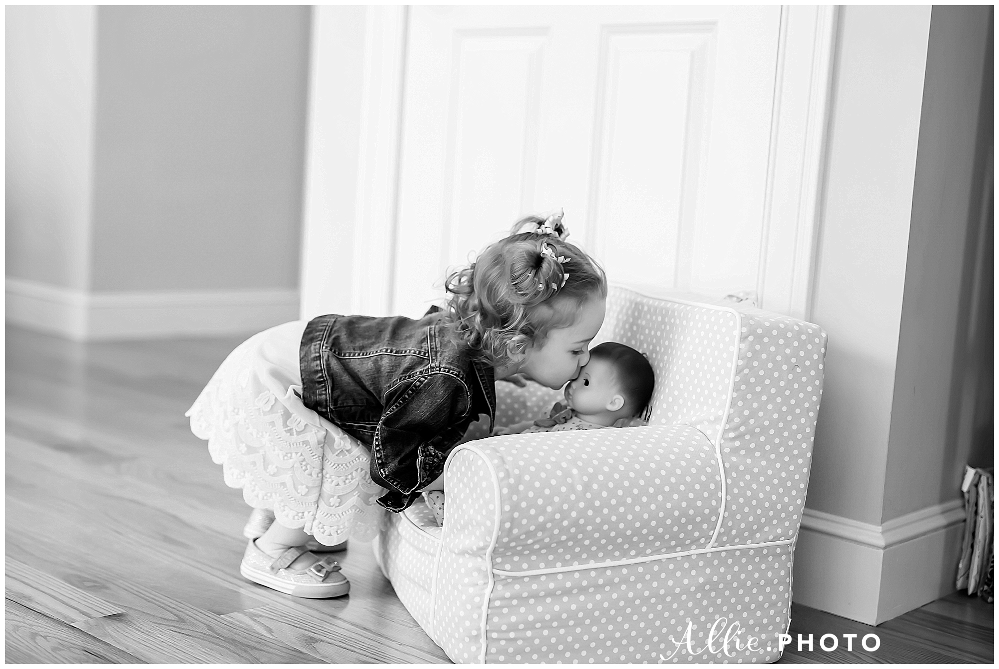 little_girl_at_home_lifestyle_photography_nh_family_baby_doll1.jpg