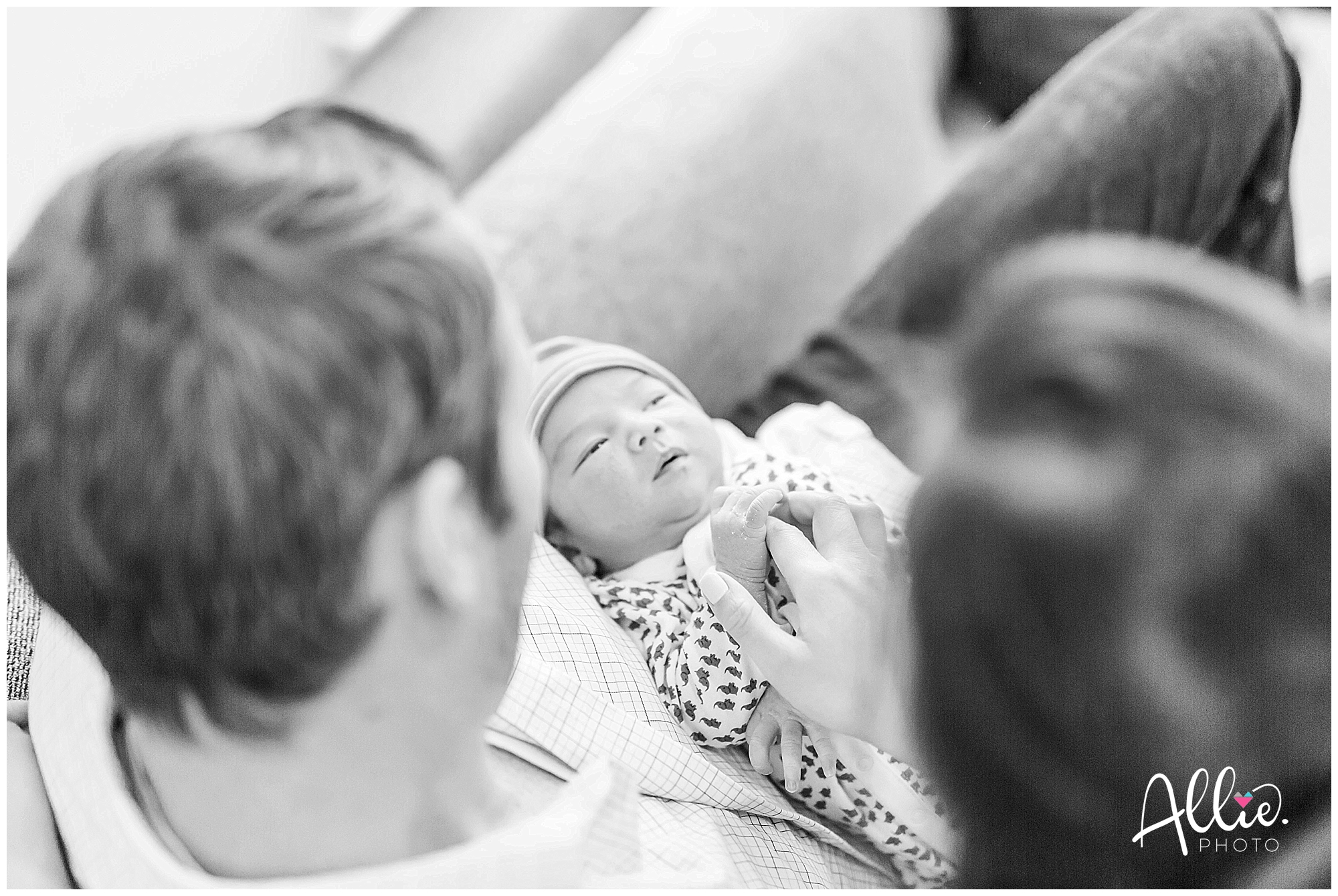 BOSTON_newborn_photographer_lifestyle__0020.jpg