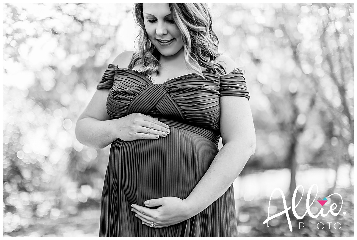 fall maternity photo session black and white pregnancy picture