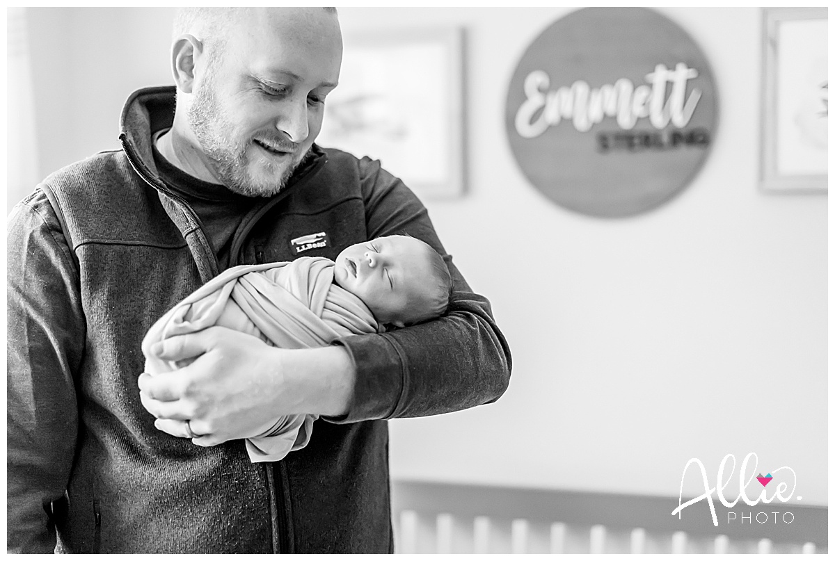 lifestyle newborn photos dad with baby black and white