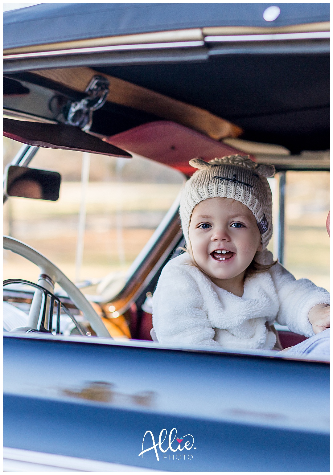 christmas mini session with vintage car